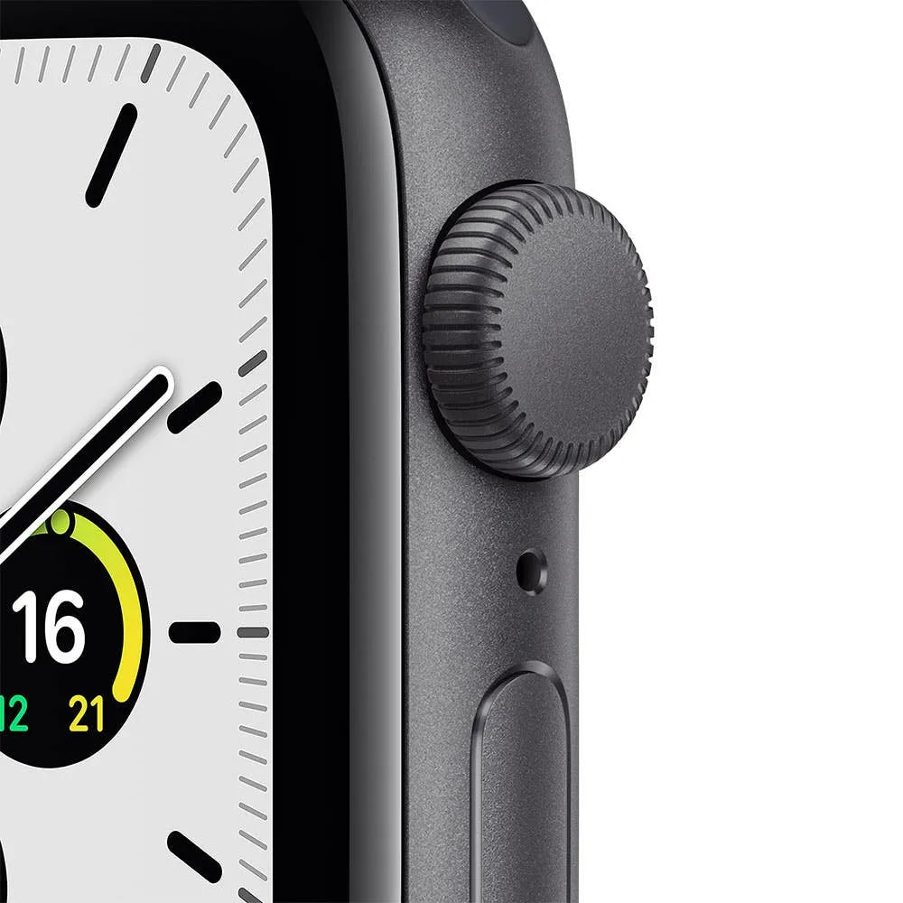 Apple Watch SE Gris Espacial en ángulo lateral, se ve la corona digital
nixBlix Colombia #Color_Gris Espacial